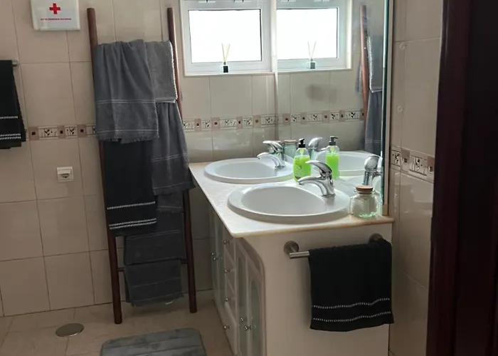 Populo Villa, Walk To Beach, Air Conditioning And Heating, Near Ponta Delgada Livramento