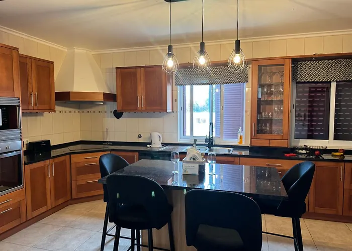 Populo Villa, Walk To Beach, Air Conditioning And Heating, Near Ponta Delgada Villa